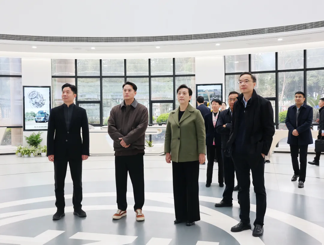 Wang Wenxu, președintele Comitetului Municipal Hangzhou al Conferinței Consultative Politice a Poporului Chinez (CPPCC), investighează Zhaofeng Co., Ltd.